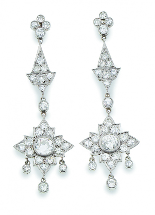 Pendientes largos de brillantes con flores que penden de fo