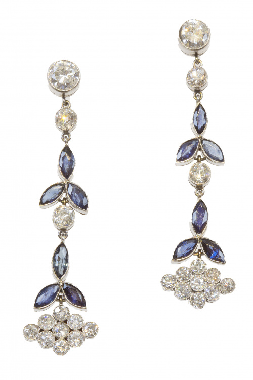 Pendientes largos de brillantes, con flores que penden de f