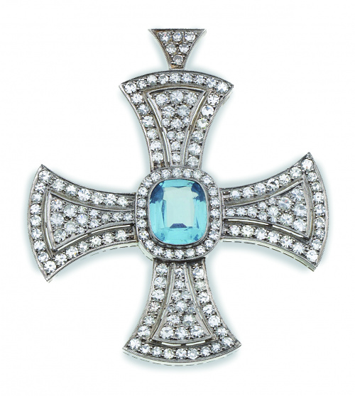 Colgante de cruz de Malta con topacio azul central de talla
