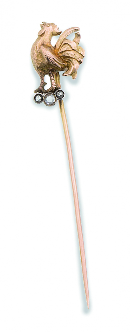 Broche alfiler de pp. S. XX con gallo apoyado en tres brill