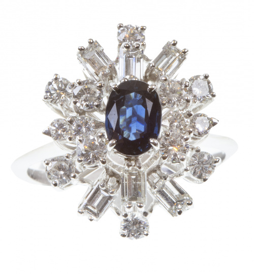 Sortija con zafiro oval central rodeado por brillantes y di