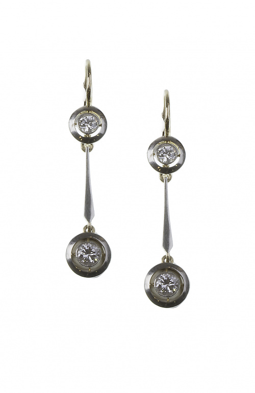 Pendientes largos Art-Decó con dos brillantes en chatón uno