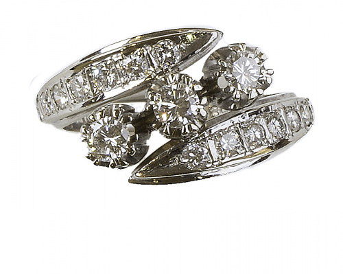 Sortija con trío de brillantes engastados en garras entre b