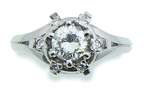 Sortija rosetón con solitario brillante de 0,90 ct aprox ro