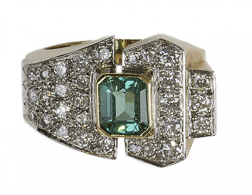 Sortija estilo chevalière con diseño asimétrico de brillant