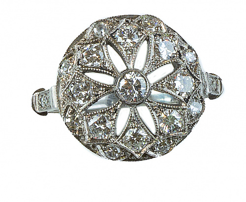 Sortija circular con flor calada, cuajada de brillantes 