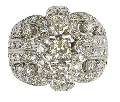 Sortija bombée con trío central de brillantes rodeado por b