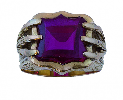 Sortija tipo sello con vidrio rojo y trabajo labrado en la 