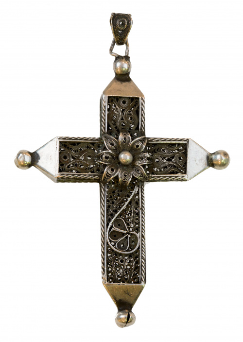 Colgante en forma de cruz con flor central, rematada con es