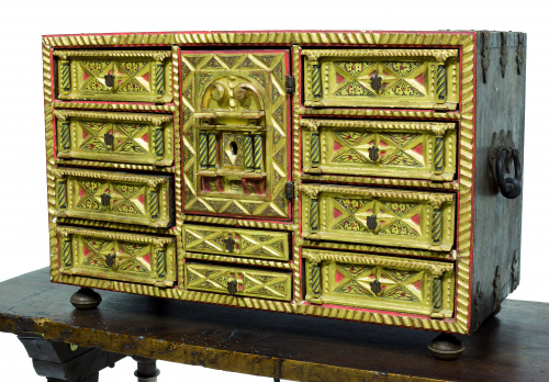 Escritorio en madera de nogal y hueso, tallado, policromado