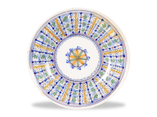 Plato de cerámica esmaltada decorado con rueda en el asient
