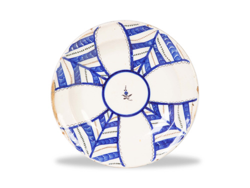 Plato de cerámica esmaltada en azul cobalto, verde, ocre y 