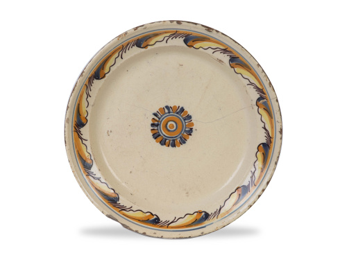 Plato de cerámica esmaltada en ocre y azul.Triana, S. XVI