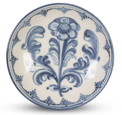 Plato de cerámica esmaltada en azul de cobalto, decorado co