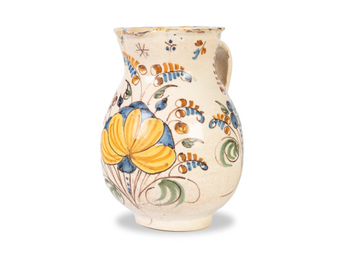 Jarro de cerámica esmaltada, con flor, hojas y ramilletes.