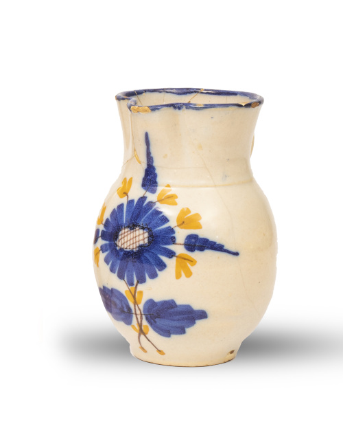 Jarrito de cerámica esmaltada en azul y ocre con flor.Tal