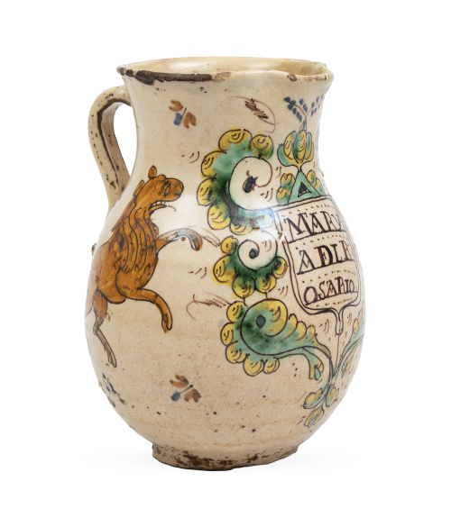 Jarro de cerámica esmaltada con cartela sustentada por leon