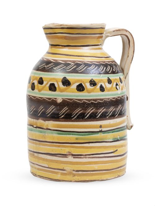 Jarro de cerámica esmaltada, en ocre, verde y manganeso  de