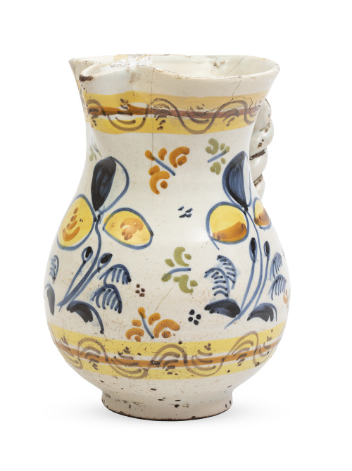 Jarra de cerámica esmaltada con decoración floral.Talaver