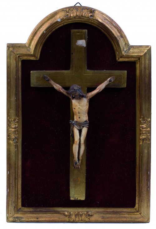 Cristo expiranteEscultura en marfil tallado sobre cruz en 