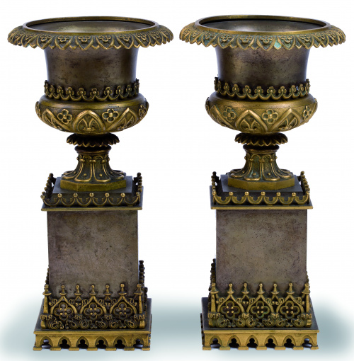 Pareja de copas neogóticas de bronce dorado sobre basamento