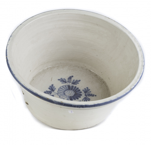 Lebrillo de cerámica esmaltada en azul cobalto, con flor en