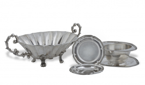 Centro de plata cincelado y relevado, asas de tornapunta. C