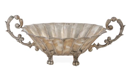 Centro de plata cincelado y relevado, asas de tornapunta. C