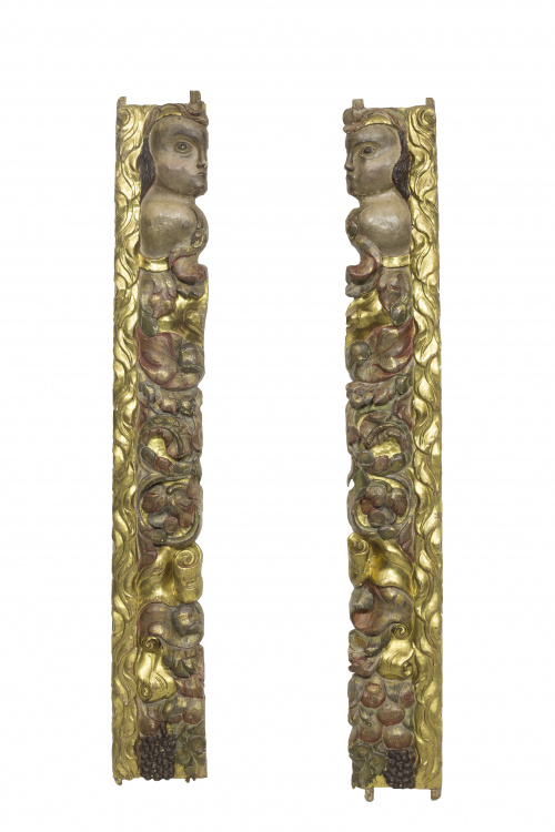 Pareja de pilastras de madera tallada, estucada, esgrafiada