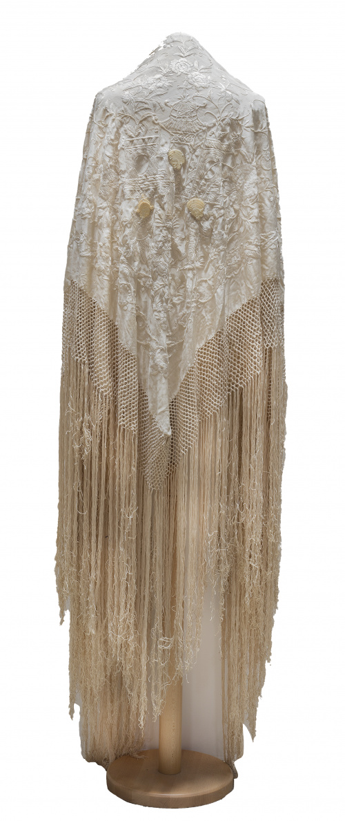 Mantón de “Manila” en seda beige bordada y aplicaciones de