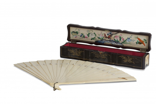 Abanico “brissé” de marfil, con el nombre de “Elena” aplica