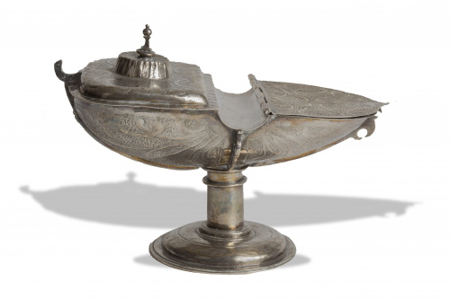 Naveta de plata en su color con decoración de tornapuntas e