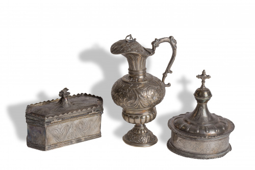 Caja para crismeras de plata con decoración grabada de grif