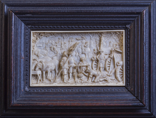 “Escena de batalla”Placa de marfil tallado en medio bulto.