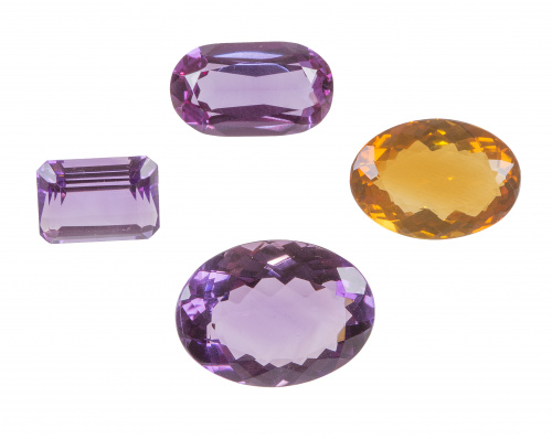 Lote formado por tres amatistas y un citrino oval