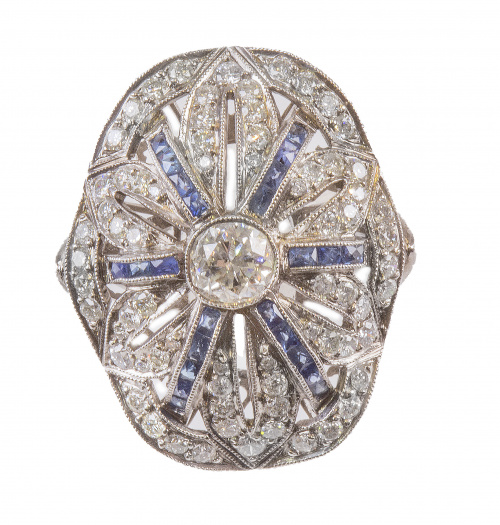 Sortija estilo Art-Decó con frente bombée oval coronado por