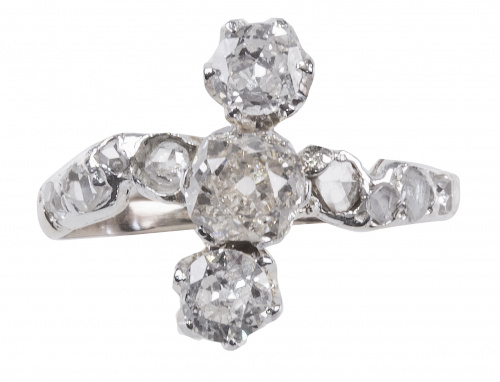 Sortija lanzadera de pp. S. XX con tres brillantes de talla