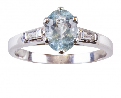 Sortija con aguamarina talla oval flanqueada por dos diaman