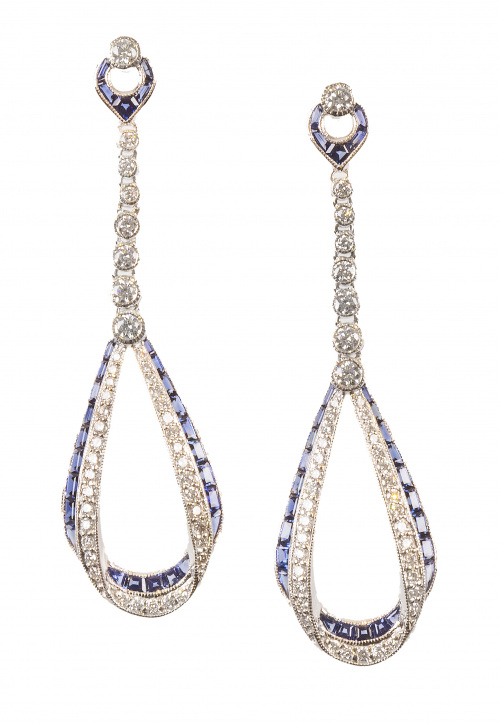 Pendientes largos estilo Art-Decó con cintas plegadas en fo