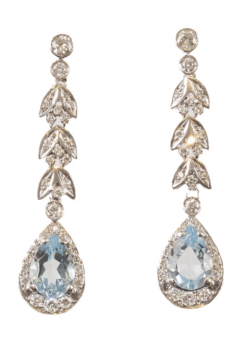 Pendientes largos, topacios azules de talla pera orlada de 