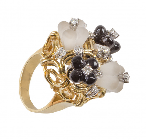 Sortija con gran centro de cuatro flores, dos de ónix y dos