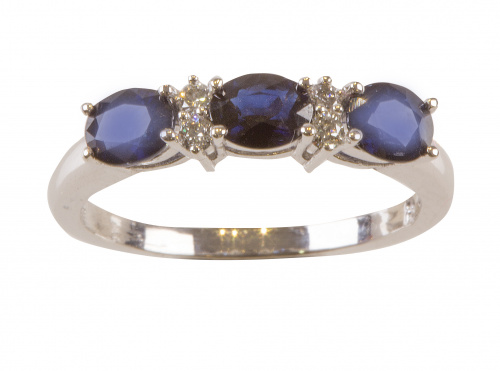 Sortija en oro blanco con tres zafiros ovales entre parejas