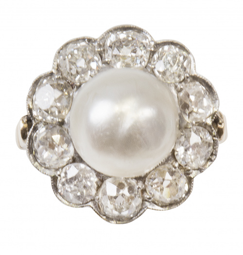 Sortija c. 1930 con perla central, probablemente fina, orla