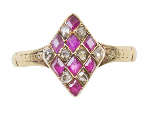 Sortija de pp. S. XX en forma de rombo con brillantes y rub