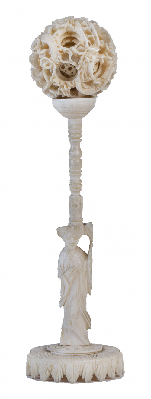 "Bola del diablo", en marfil tallado.China, S. XIX