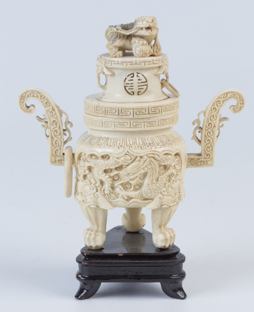 Tibor con tapa de marfil tallado.Trabajo chino, S. XIX