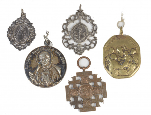 Conjunto de cinco medallas en plata y bronce, una del Santo