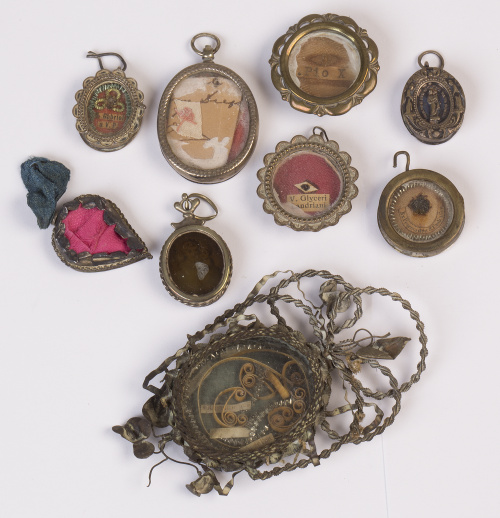 Juego de diez relicarios con marcos de plata y cobre.Trab