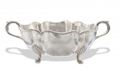 Centro de plata en su color, de contorno lobulado, con marc