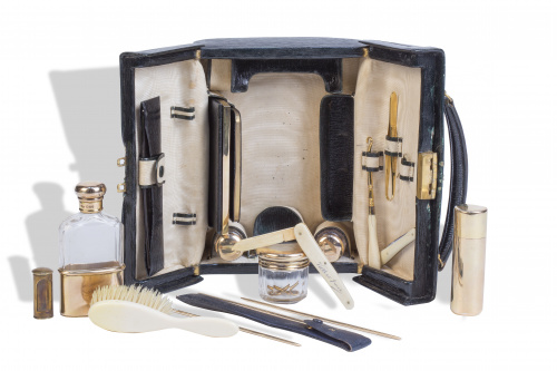 Neceser eduardino en piel, con accesorios de plata dorada, 